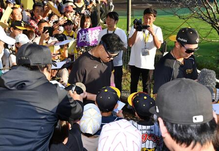 　井上（右）とファンサービスをする佐藤輝（撮影・中田匡峻）