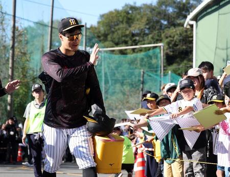 　ファンに手を振る佐藤輝（撮影・中田匡峻）