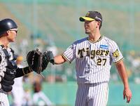 　１回表を投げ終えて、藤田（左）とタッチを交わす伊藤将（撮影・立川洋一郎）