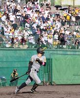 　６回、安打を放つ佐藤輝（撮影・立川洋一郎）