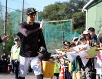 　ファンに手を振る佐藤輝（撮影・中田匡峻）