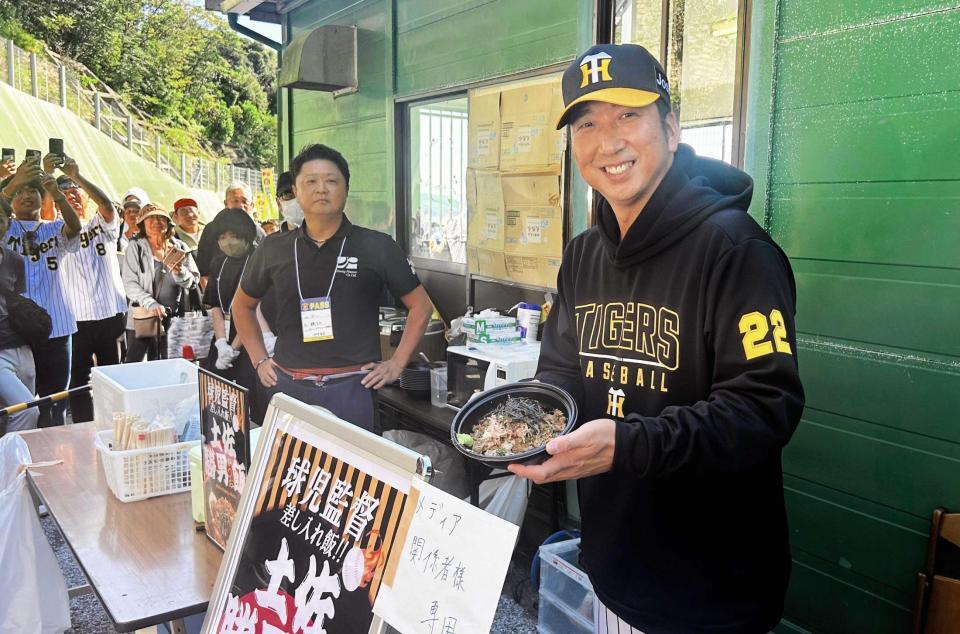 　報道陣に昼食を差し入れた藤川監督（撮影・山本直弘）