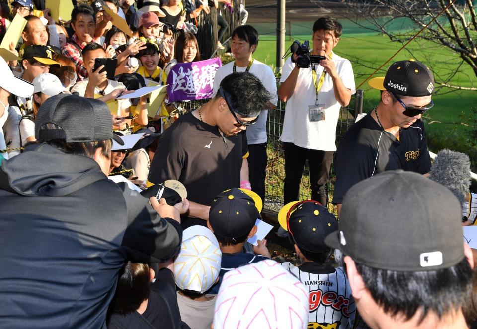 　井上（右）とファンサービスをする佐藤輝（撮影・中田匡峻）