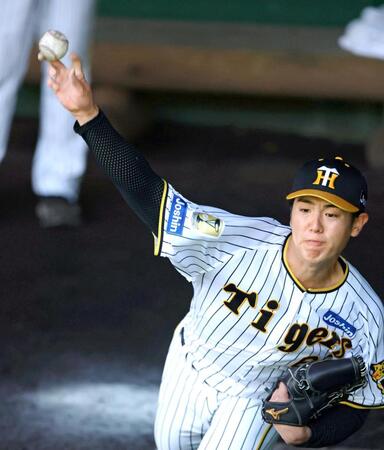 　ブルペンで投球練習をする石黒（撮影・中田匡峻）