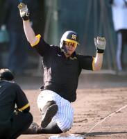 　走塁練習で二塁へすべり込む佐藤輝（撮影・田中太一）