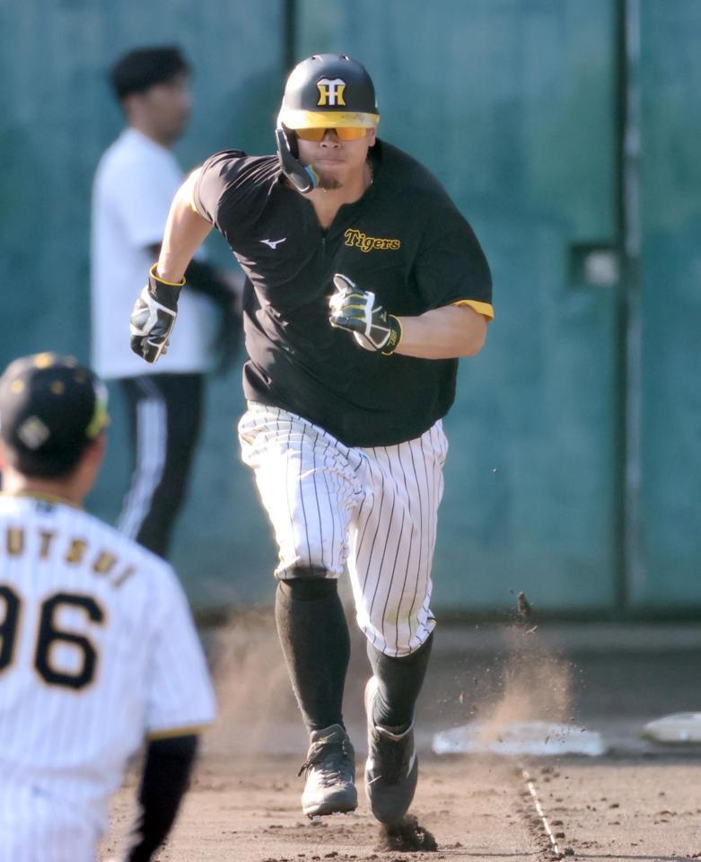 　走塁練習で二塁へスタートを切る佐藤輝（撮影・田中太一）