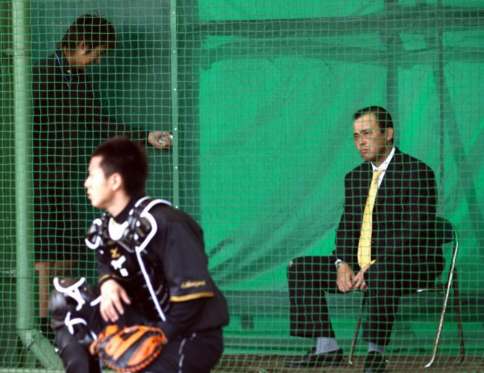 　岡田監督（右）にあいさつしブルペンを後にする藤川＝２００７年１月３０日