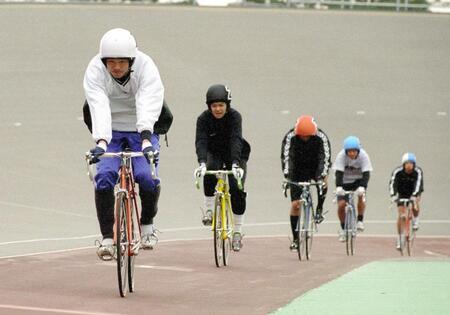 　２０００年１月　修善寺で自転車トレーニングをする阪神・関本（左）