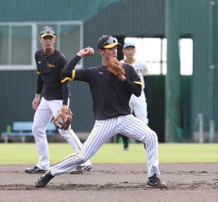 　早出練習でノックを受ける山田。奥は小幡（撮影・中田匡峻）