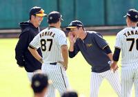 　藤本総合コーチ（右から２人目）に何やらささやかれ！？笑顔を見せる藤川監督（左）＝撮影・田中太一