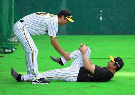 　茨木（右）に指導をする金村コーチ（撮影・中田匡峻）