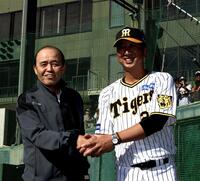 キャンプ地を視察に来た岡田オーナー付顧問は藤川監督と笑顔で握手（撮影・田中太一）