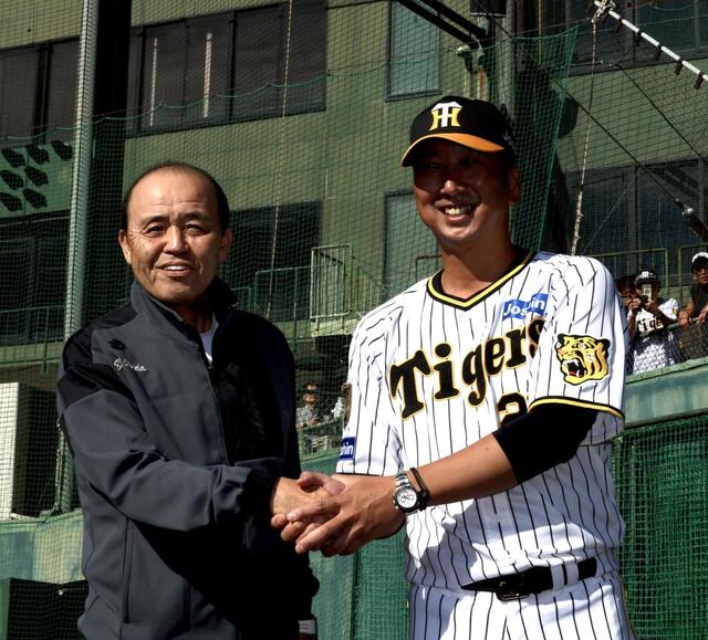 阪神・岡田オーナー付顧問が約1カ月ぶりにファンの前に姿 藤川監督と