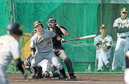 　１回、先制の適時二塁打を放つ井坪。右は藤川監督（撮影・中田匡峻）