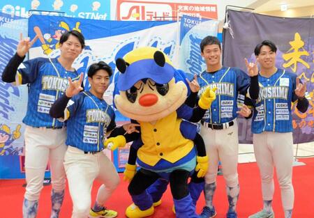 　トークショーに参加した四国ＩＬｐ・徳島の（左から）川口、中込、加藤、工藤