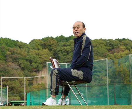 　練習を見守る岡田オーナー付顧問（撮影・中田匡峻）