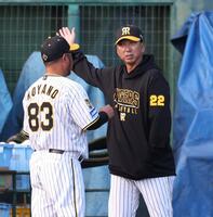 　紅白戦後、小谷野コーチ（左）と話す藤川監督（撮影・中田匡峻）