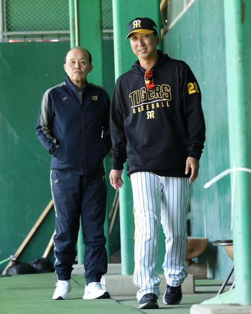阪神 藤川監督と岡田顧問 2日連続“共演”ブルペンで約25分話し込む