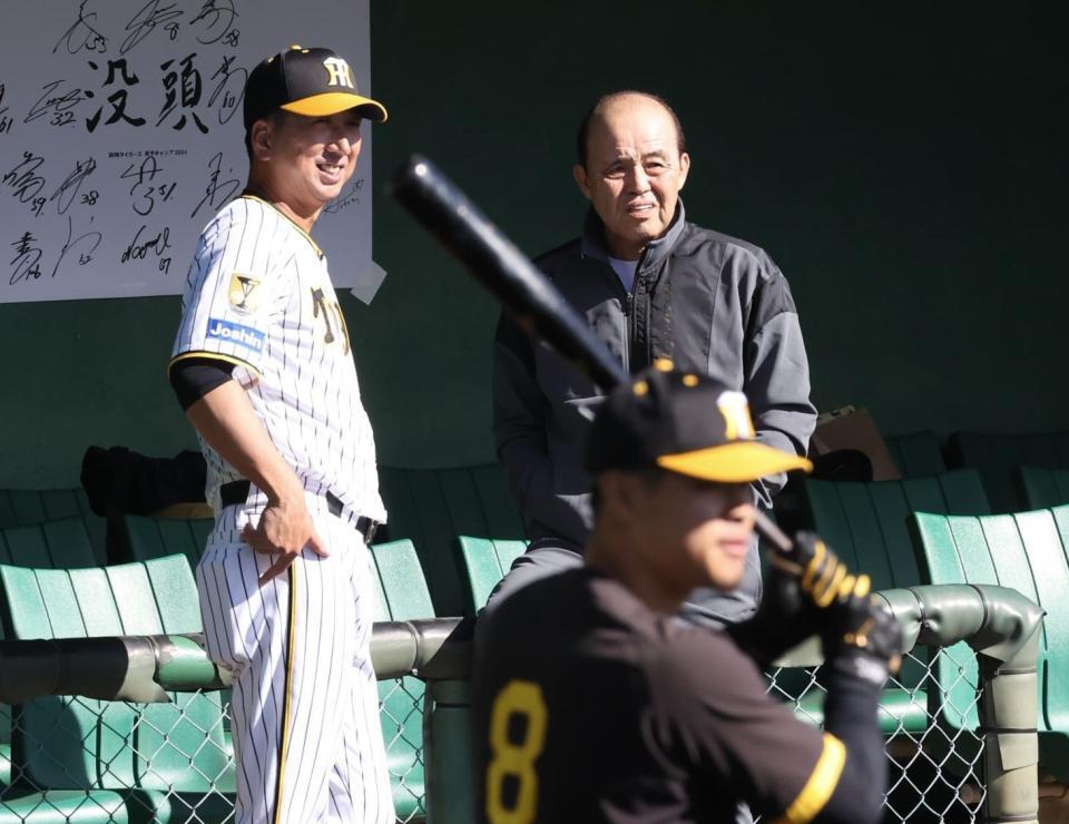 　佐藤輝の素振りを見ながら話をする岡田オーナー付顧問と藤川監督（撮影・田中太一）