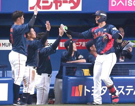 　ナインに迎えられる森下（撮影・飯室逸平）