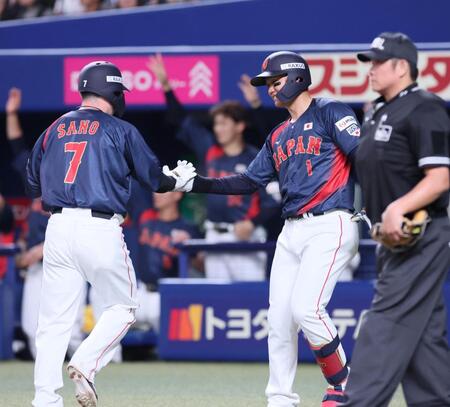 　８回、辰己の適時二塁打で生還した佐野（７）を迎えタッチを交わす森下（撮影・立川洋一郎）