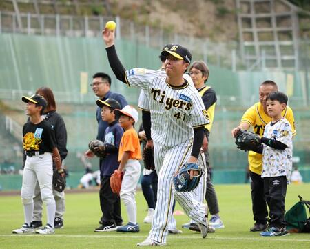 　野球教室でストラックアウトを行う村上（撮影・中田匡峻）