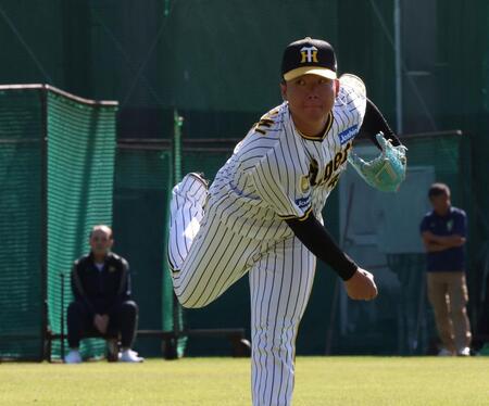 　キャッチボールをする村上。奥は岡田オーナー付顧問（撮影・中田匡峻）