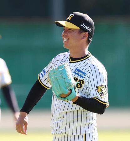 　キャッチボール前、笑顔を見せる村上（撮影・中田匡峻）