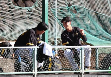 　早出特守を終え、戸井（左）と話す山田（撮影・中田匡峻）