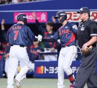　８回、辰己の適時二塁打で生還した佐野（７）を迎えタッチを交わす森下（撮影・立川洋一郎）