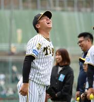 　野球教室でストラックアウトを行った村上は球を外し悔しがる（撮影・中田匡峻）