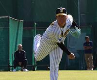 　キャッチボールをする村上。奥は岡田オーナー付顧問（撮影・中田匡峻）