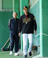 　ブルペンで岡田オーナー付顧問（左）と話し込んだ藤川監督（撮影・中田匡峻）