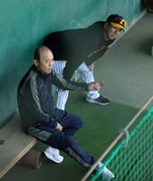 　ブルペンで話をする岡田オーナー付顧問（左）と藤川監督（撮影・中田匡峻）