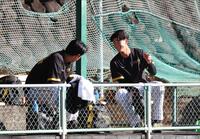 　早出特守を終え、戸井（左）と話す山田（撮影・中田匡峻）