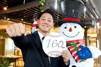 　色紙に「１６０キロ」と記し、笑顔を見せる阪神ドラフト３位指名の木下里都（撮影・北村雅宏）