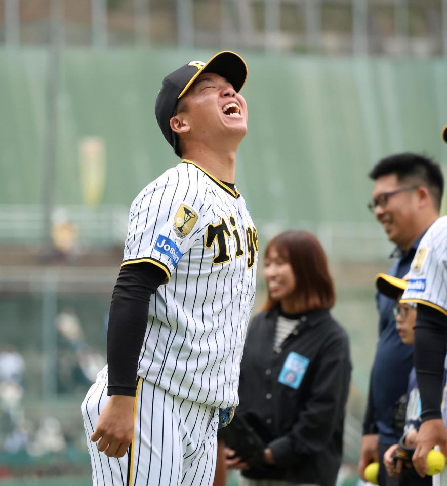 　野球教室でストラックアウトを行った村上は球を外し悔しがる（撮影・中田匡峻）