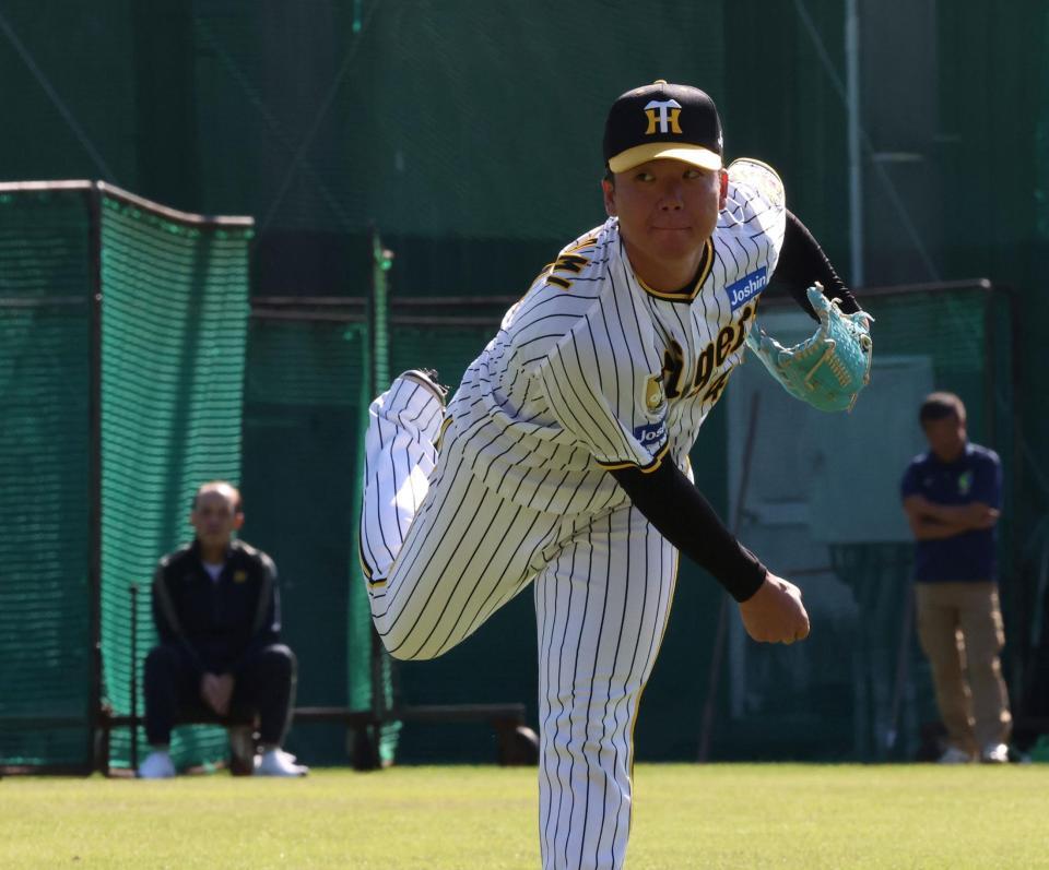 　キャッチボールをする村上。奥は岡田オーナー付顧問（撮影・中田匡峻）