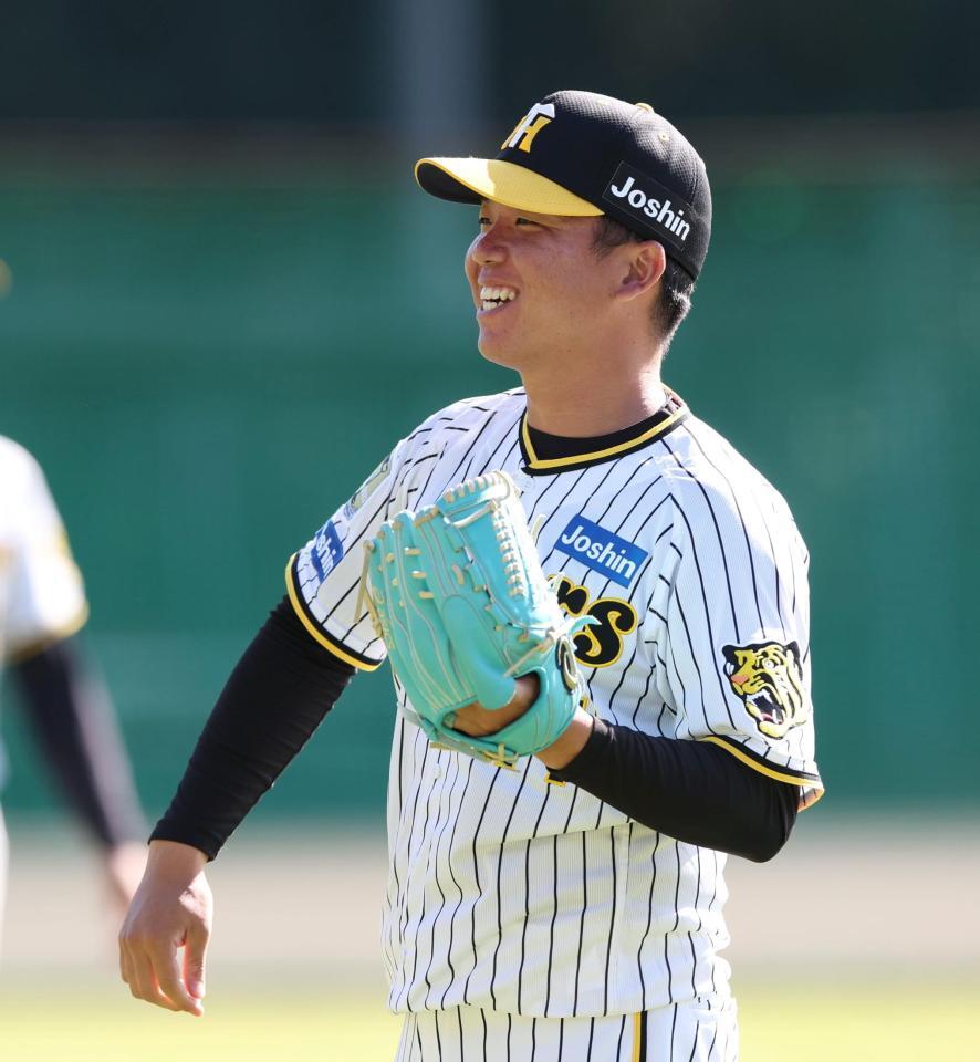 　キャッチボール前、笑顔を見せる村上（撮影・中田匡峻）