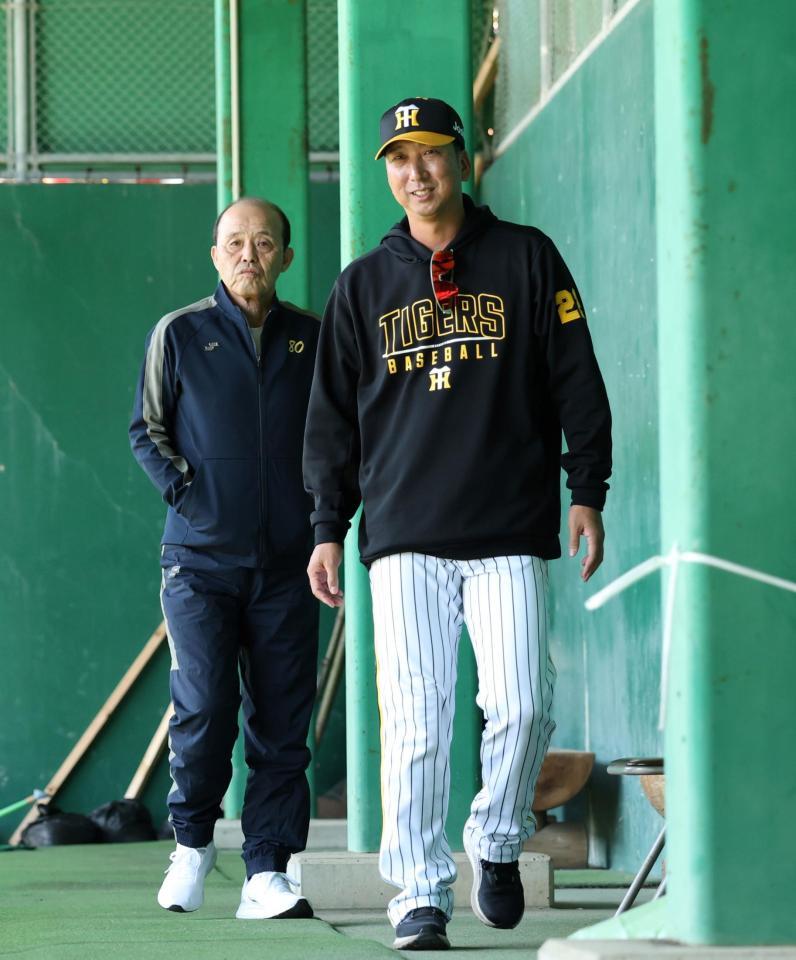 　ブルペンで岡田オーナー付顧問（左）と話し込んだ藤川監督（撮影・中田匡峻）