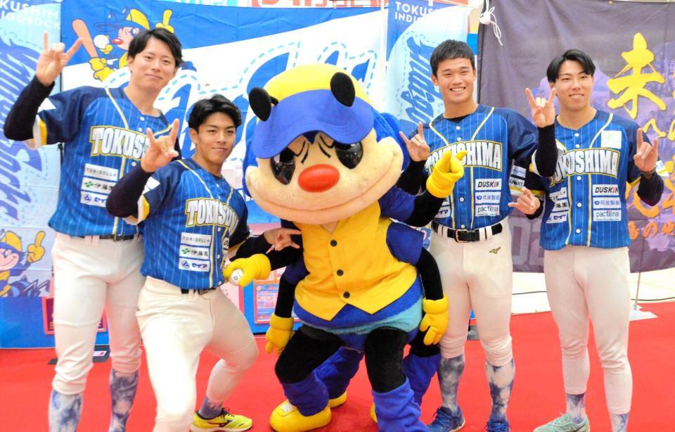 　トークショーに参加した四国ＩＬｐ・徳島の（左から）川口、中込、加藤、工藤