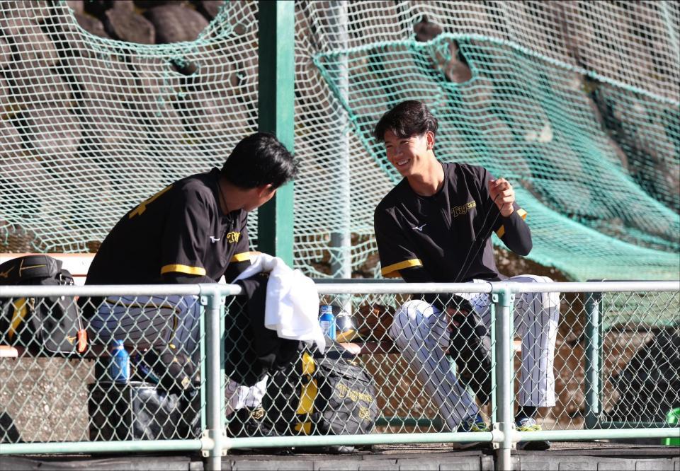 　早出特守を終え、戸井（左）と話す山田（撮影・中田匡峻）