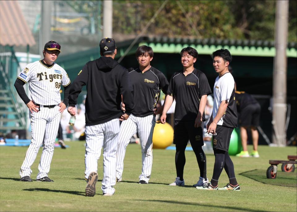 　藤川監督が登場し、笑顔の（右端から）石井、村上、桐敷（撮影・中田匡峻）