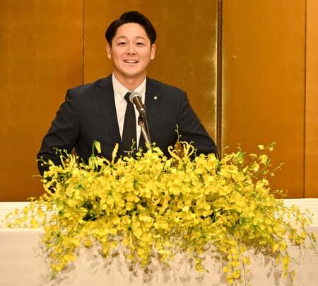 　仮契約を終え、会見する阪神ドラフト３位指名の木下里都（撮影・北村雅宏）