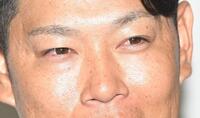 　充血した目で取材に応じる原口（撮影・石井剣太郎）