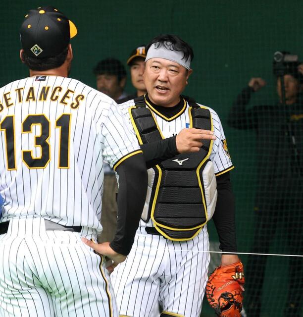 阪神・片山大樹ブルペンコーチ ボール受けて確かめる ブルペン捕手時代