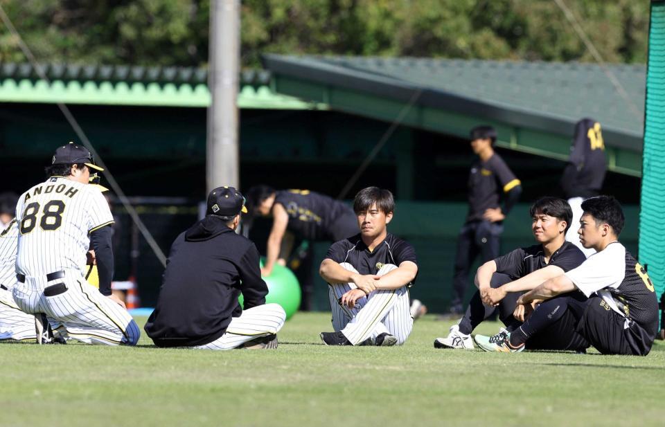 　藤川監督（左から２人目）の話を聞く（右から）石井、村上、桐敷（撮影・中田匡峻）