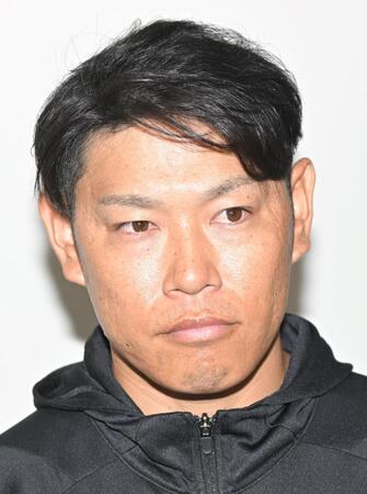 　ＦＡ権行使を表明し、取材に応じる原口（撮影・石井剣太郎）