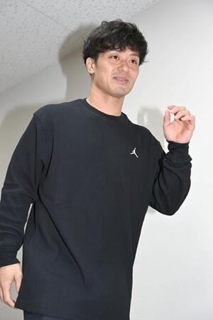 　残留の意思を固め、取材に臨む坂本（撮影・北村雅宏）