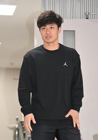 　残留の意思表明を固め、取材に臨む坂本（撮影・北村雅宏）